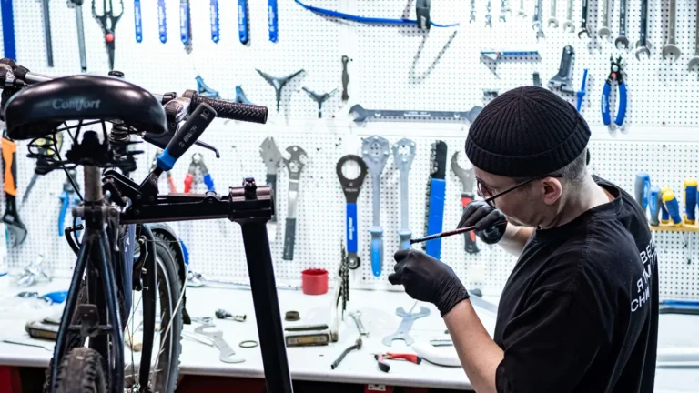 E-bike z supermarketu vs rower z salonu. Czy dopłata 5000 zł to tylko płacenie za logo?