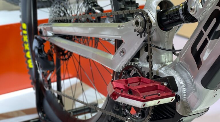 Zawieszenie High-Pivot w e-bike: Analiza kinematyki, trajektorii osi i wpływu na dynamikę zjazdu