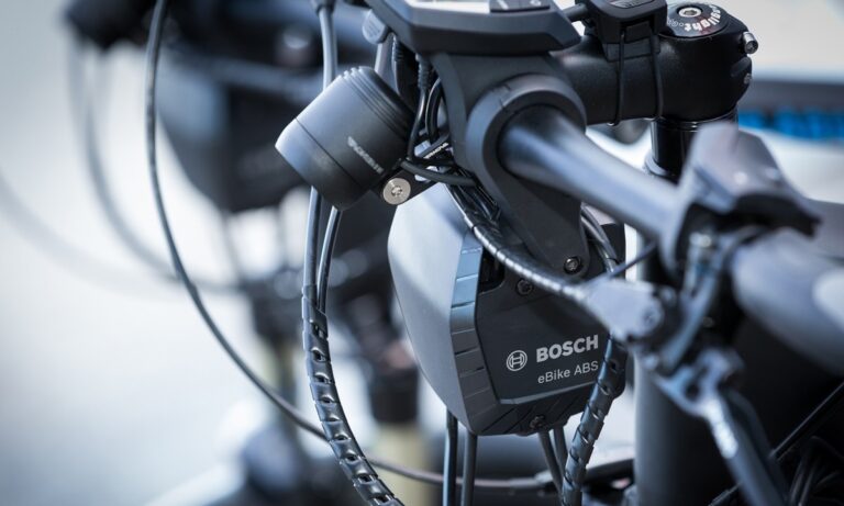 Systemy ABS w rowerach elektrycznych 2026: Analiza skuteczności hamowania i fizyki trakcji
