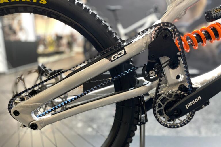 Pasek węglowy czy łańcuch w e-bike? Analiza sprawności mechanicznej i kosztów eksploatacji (LCC)